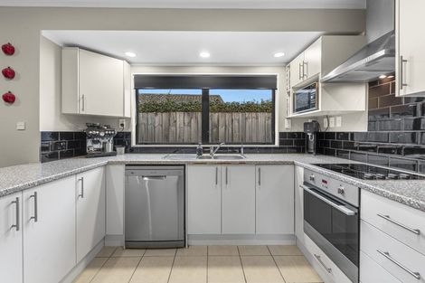 Photo of property in 13 Kurnell Drive, Botany Downs, Auckland, 2010