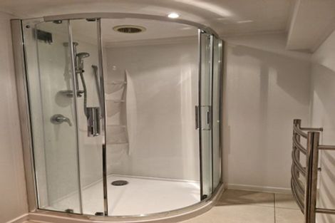 Photo of property in 32 Hogans Road, Glenfield, Auckland, 0629