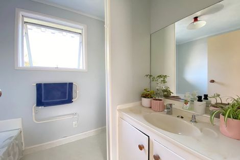 Photo of property in 37 Onedin Place, Titirangi, Auckland, 0604