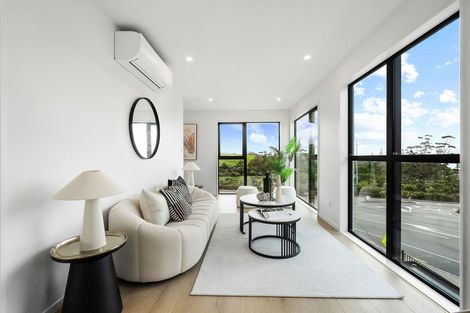 Photo of property in 1/1090 Beach Road, Torbay, Auckland, 0630