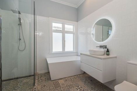 Photo of property in 210 Oriental Parade, Oriental Bay, Wellington, 6011