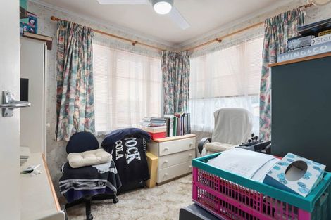 Photo of property in 37 Flanshaw Road, Te Atatu South, Auckland, 0610