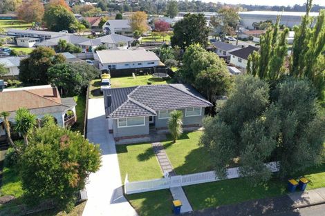 Photo of property in 1 Coburg Street, Henderson, Auckland, 0612