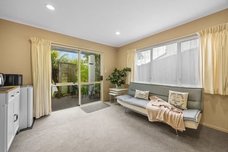 Photo of property in 6 Harbour Lights Close, West Harbour, Auckland, 0618
