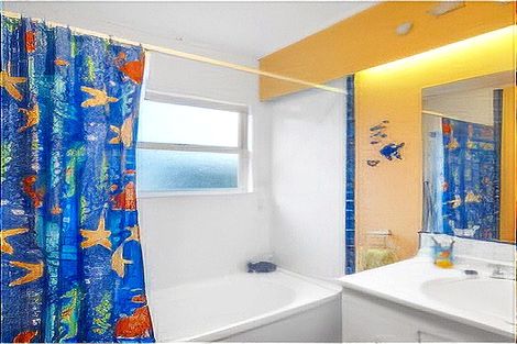 Photo of property in 1/230 East Coast Road, Forrest Hill, Auckland, 0620