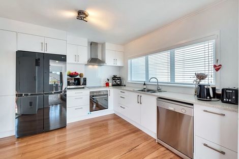Photo of property in 1 Newington Road, Henderson, Auckland, 0612