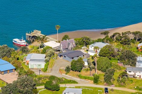 Photo of property in 8 Signal Station Road, Pouto, 0391