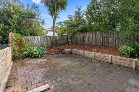 Photo of property in 1/5 Camelot Place, Glenfield, Auckland, 0629