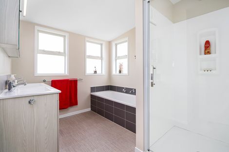 Photo of property in 4 Mccahon Place, Titirangi, Auckland, 0604