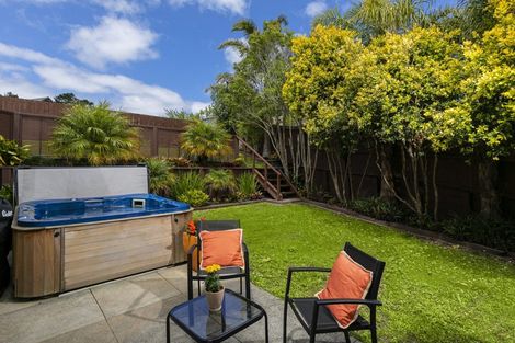 Photo of property in 23 George Deane Place, Greenhithe, Auckland, 0632