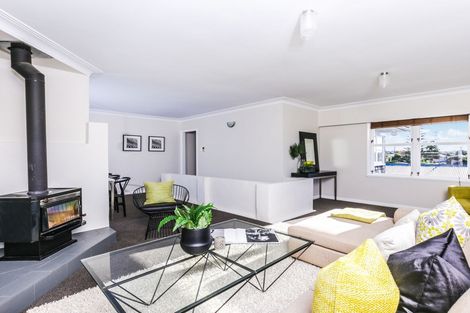 Photo of property in 31 Royal View Road, Te Atatu South, Auckland, 0610