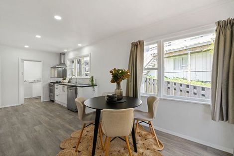 Photo of property in 4 Link Road, Newlands, Wellington, 6037
