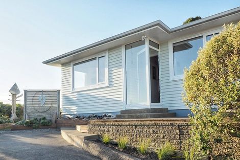 Photo of property in 9 Ruskin Road, Newlands, Wellington, 6037