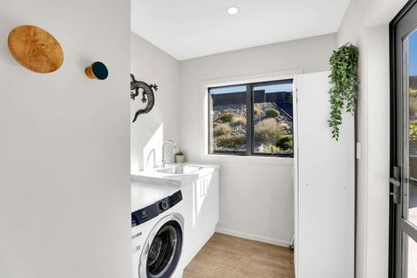Photo of property in 71 Stratford Drive, Mount Pisa, Cromwell, 9383