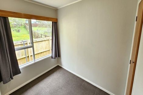 Photo of property in 3/2 Longbill Place, Glendene, Auckland, 0602