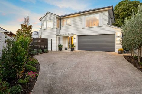 Photo of property in 2/10 Webb Place, Forrest Hill, Auckland, 0620