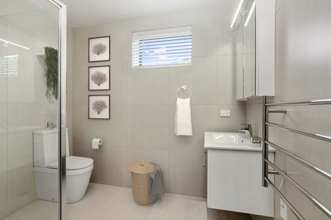 Photo of property in 25 Potter Avenue, Northcote, Auckland, 0627