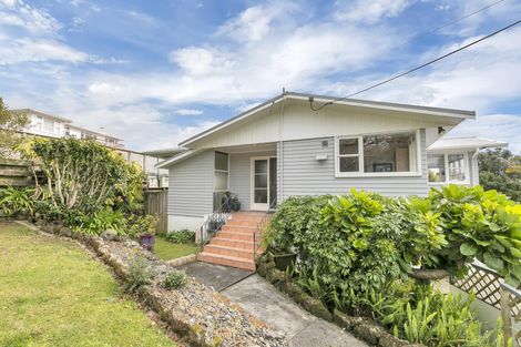 Photo of property in 16 Coronation Road, Glenfield, Auckland, 0627