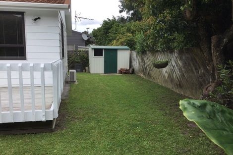Photo of property in 7 Vardon Road, Green Bay, Auckland, 0604