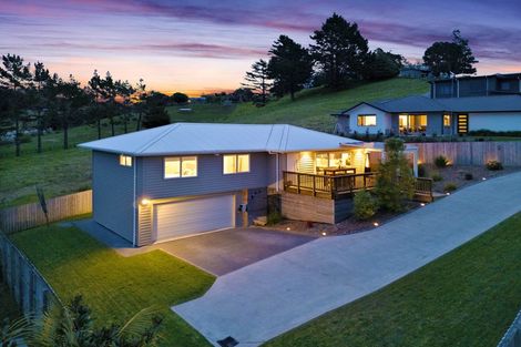 Photo of property in 17 Rauta Way, Helensville, 0800