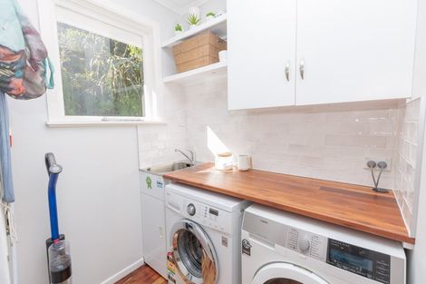 Photo of property in 10 Cotswold Crescent, Newlands, Wellington, 6037