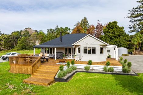 Photo of property in 17 Hook Road, Paparoa, 0571