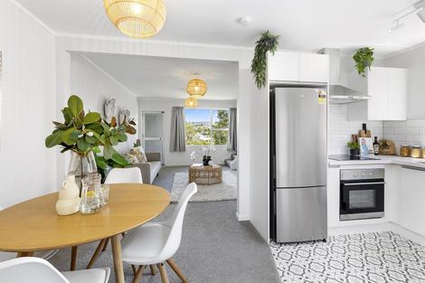 Photo of property in 25f1 Kingsbridge Place, Newlands, Wellington, 6037