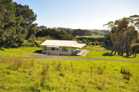 Photo of property in 1742 South Head Road, South Head, Helensville, 0874