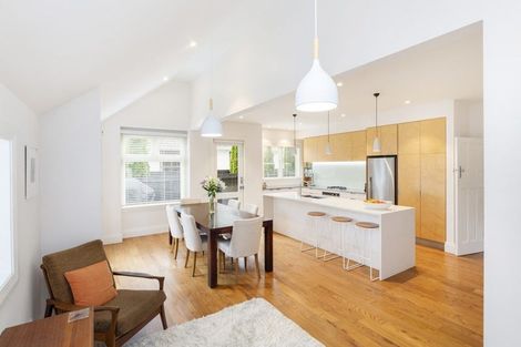 Photo of property in 111 Saint Andrews Square, Strowan, Christchurch, 8052