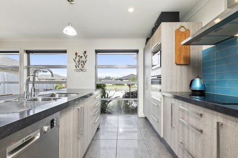 Photo of property in 20 Rainey Crescent, Papamoa Beach, Papamoa, 3118