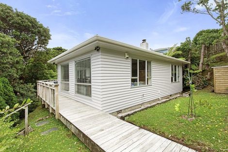 Photo of property in 27 Hampton Hill Road, Tawa, Wellington, 5028