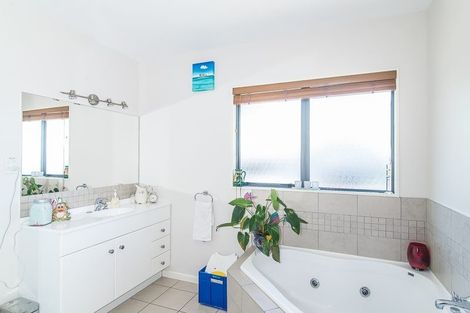 Photo of property in 54 Kakariki Grove, Waikanae, 5036