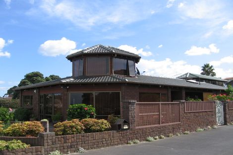 Photo of property in 2/26 Manly Esplanade, Browns Bay, Auckland, 0630