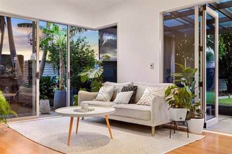 Photo of property in 1 Walton Street, Red Beach, 0932