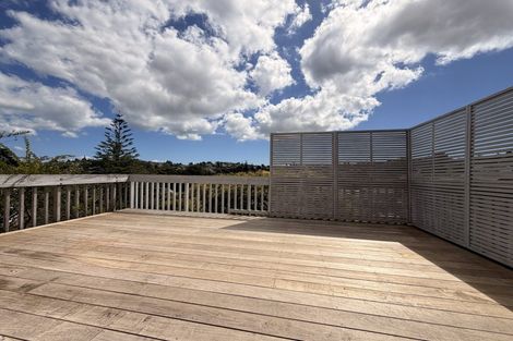 Photo of property in 2/20 Merton Avenue, Glenfield, Auckland, 0627