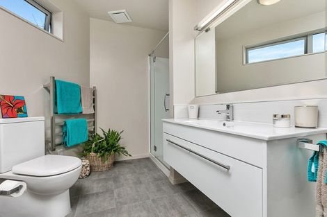 Photo of property in 96a Eskdale Road, Birkdale, Auckland, 0626