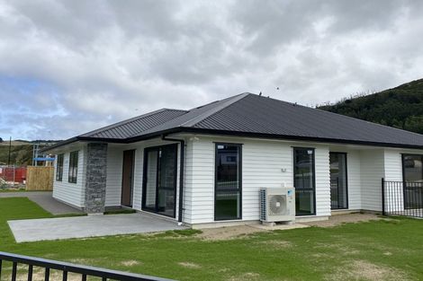 Photo of property in 2 Weweia Close, Kenepuru, Porirua, 5022