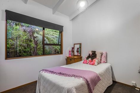 Photo of property in 215 Shaw Road, Titirangi, Auckland, 0604