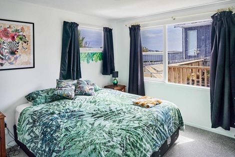 Photo of property in 27 Griffiths Grove, Newlands, Wellington, 6037