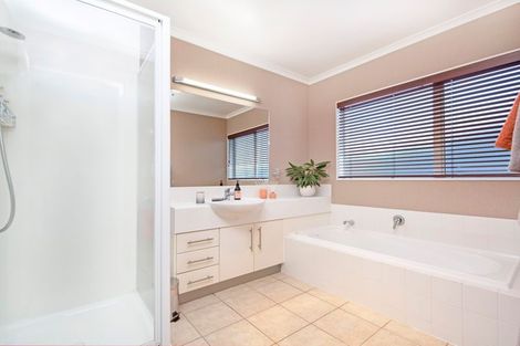 Photo of property in 8 Moycullien Lane, East Tamaki Heights, Auckland, 2016