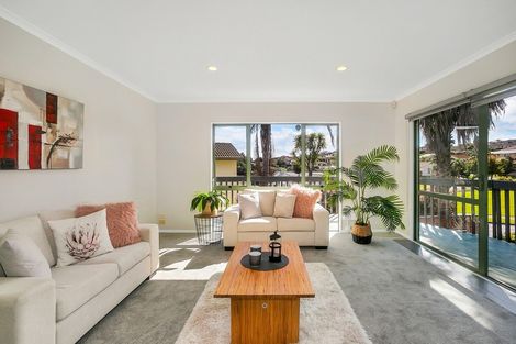 Photo of property in 4 De Havilland Drive, Goodwood Heights, Auckland, 2105