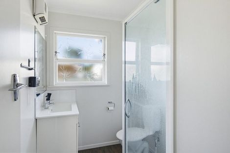 Photo of property in 32 Queenwood Road, Levin, 5510