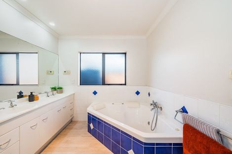 Photo of property in 32 Quadrant Heights, Paraparaumu, 5032