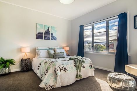Photo of property in 72 Lynwood Road, New Lynn, Auckland, 0600