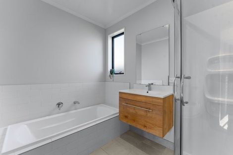 Photo of property in 24 Ahunga Road, Karaka, Papakura, 2113