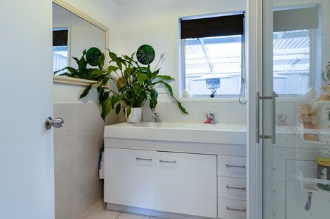 Photo of property in 52 Staincross Street, Green Bay, Auckland, 0604