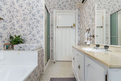 Photo of property in 6 Ross Street, Marton, 4710