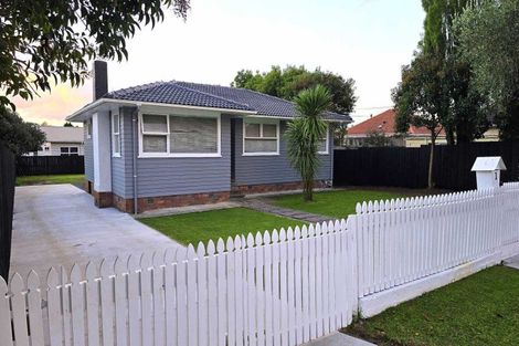 Photo of property in 1 Coburg Street, Henderson, Auckland, 0612