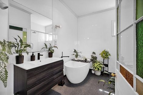 Photo of property in 5 Tawhiti Road, Hawera, 4610