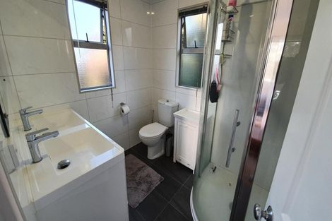 Photo of property in 21 Springwater Vale, Unsworth Heights, Auckland, 0632